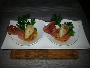 4 - Disposer vos calamars avec la sauce dans des assiettes de service légèrement creuses. Décorer avec quelques brins de persil plat et des lanières de tranches de jambon. Servir chaud ou tiède.