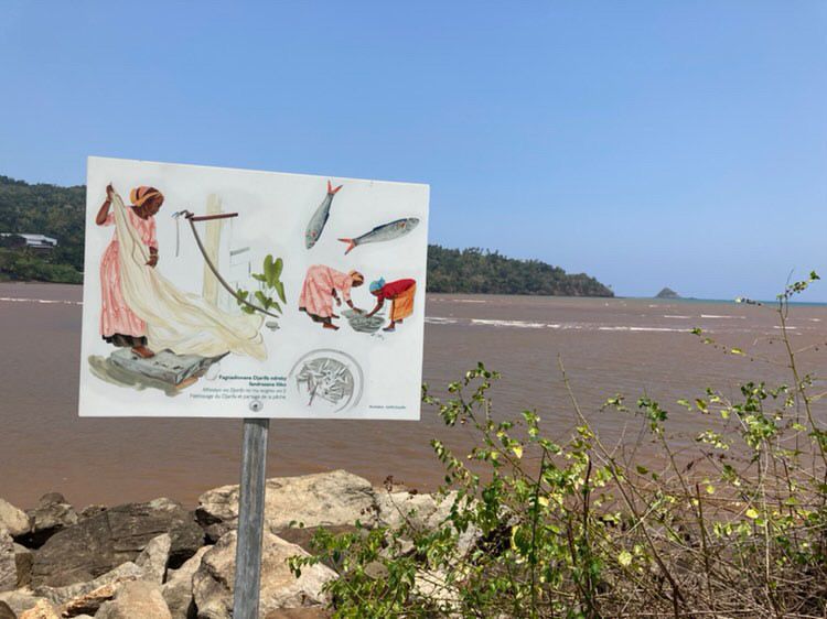 Les panneaux ont été installés comme une promenade graphique sur la baie, merci aux agents de la ville de Chiconi!