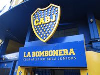 La Bombonera ist der Name des Fußballstadions von "Boca Juniors" und auch bekannt in La Boca. Überdurchschnittlich viele Einheimische laufen mit einem Trikot von dem Verein rum, die Einwohner sind sehr stolz auf ihren Verein, wo übrigens auch Diego Maradona gespielt hat.