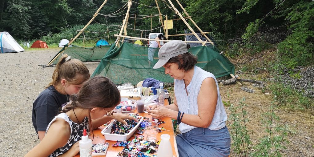 des ateliers de germinations sont offerts avec des graines, de l'argile, des livres, du papier maché
