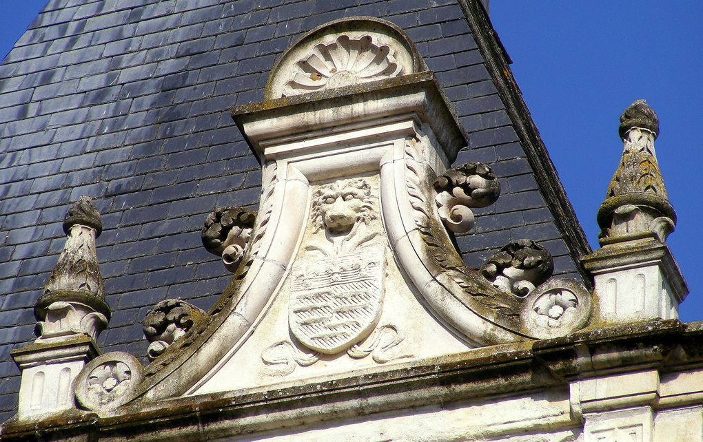 En 491, Ursus, venu de Cahors, créa un monastère sur une colline surplombant la vallées de l'Indre dans une ville nommée alors Lucca (Loches). Saint-Ours fit construire un moulin prés du monastère et y vécu jusqu'à sa mort en 508. A la même