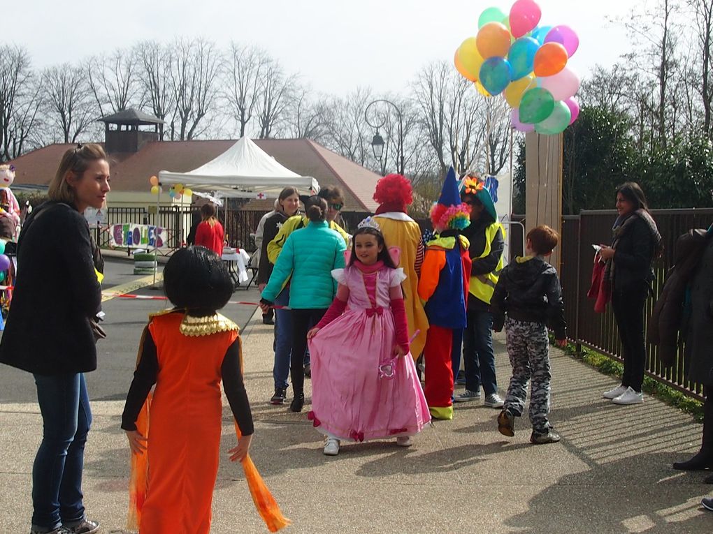 Certains participants aux carnaval et le parc "PUSH CAR"