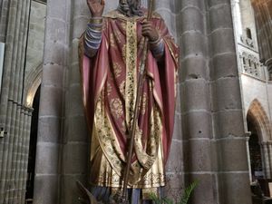 La Cathédrale, dédiée à Saint Tugdual, moine fondateur de Tréguier, est l'un des plus beaux édifices religieux bretons. Sa construction en pierre de Caen, de schiste et de granit, débute en style romane au XIème siècle et s'achève en 1470 sous l'influence gothique avec l'inauguration du cloître. Saint Tugdual, ou Tugal, ou Tual (en latin : Tugdualus), mort à Tréguier, est un religieux du VIème siècle, originaire du pays de Galles ou plus probablement de la Domnonée britonnique (actuel Devon), venu avec soixante-douze religieux évangéliser l'Armorique en débarquant à Porz Pabu dans la presqu'île de Kermorvan (actuellement en Le Conquet dans le Léon).