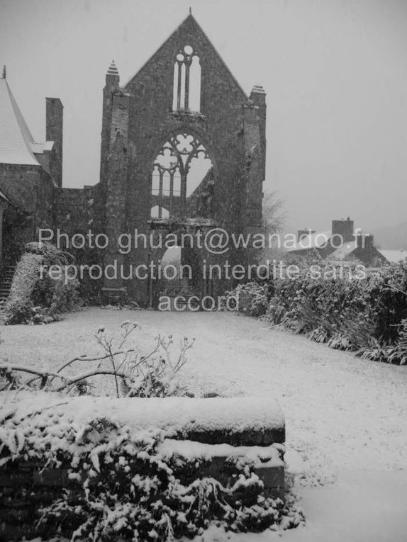 L'abbaye de Beauport le 1er décembre 2010 sous la neige. Mais les plus grosses chutes étaient encore à venir...