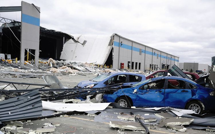 A Edwardsville dans l'Illinois, au moins six personnes ont aussi été tuées dans l'effondrement d'un entrepôt d'Amazon.UPI/Newscom/SIPA