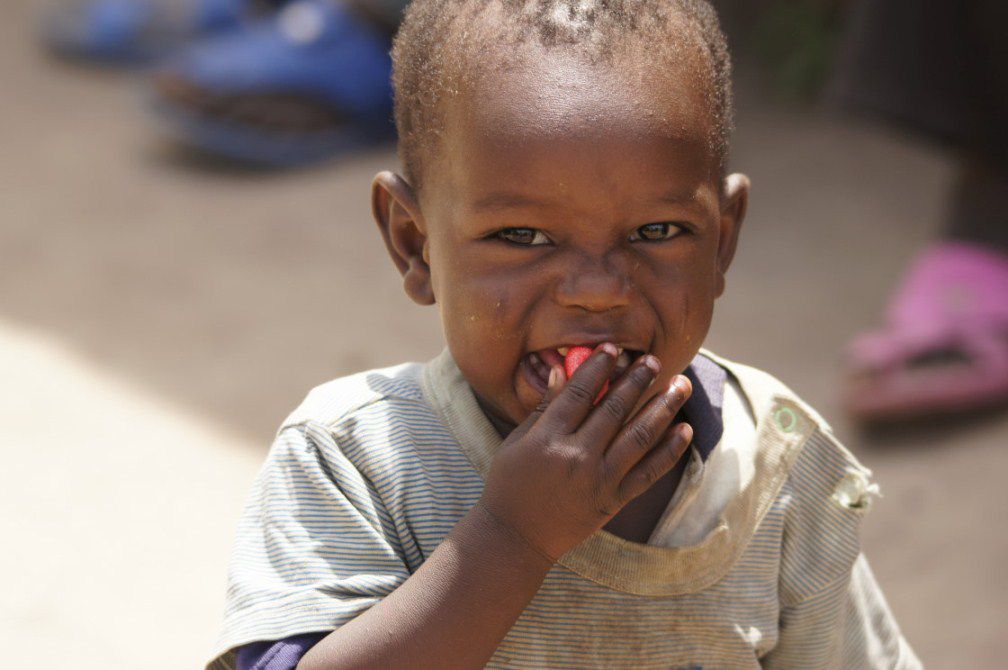 Distribution des bonbons du conteneur reçu en 2011 grâce aux efforts de Franziska et Leo Strauch d'Allemagne. Le nom de photo indique en même temps le lieu de la paroisse. C'est juste quelques exemples, car tous les diocèses du Togo et quelques p