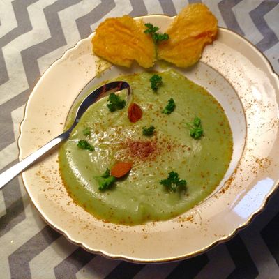 Velouté de topinambours épicé et chips de parmesan