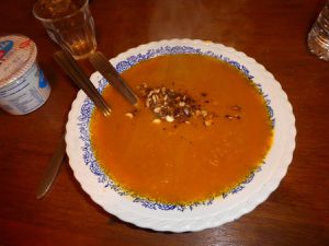Une bonne soupe potimarron-poireau avec crème fraîche et amandes grillées, suivie de boudin aux pommes et purée de pomme de terre, pour terminer un yaourt de Paule. 