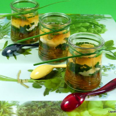 Oeufs pochés en gelée d'herbes et asperges vertes