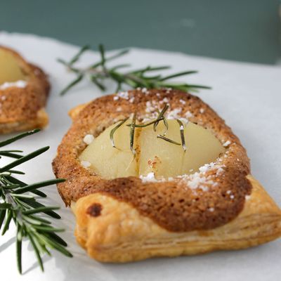 Feuilleté à la poire, crème d'amande et romarin