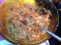 Émincer finement : les crevettes, le soja, la coriandre, les vermicelles de soja et champignons noirs préalablement trempés dans de l'eau tiède. Mixer l'escalope. Râper la carotte et ajouter la sauce soja. Mélanger le tout à la main. Déposer une petite quantité de farce sur le haut de la galette.