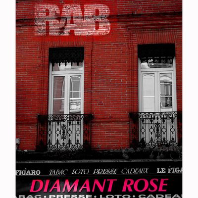 rab...se cacher derriere des volets 