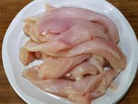 1 - Découper le poulet en lanières dans le sens de la longueur. Peler, dégermer l'ail et l'écraser. Prélever le zeste du citron puis presser le jus, ainsi que celui d'une orange. Mettre le tout dans un plat creux.