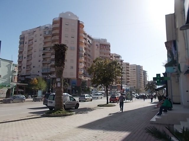 Vlorë , ses travaux, ses eaux qui descendent de la montagne à cheval sur rues et trottoirs ,et dernières images de la côte ionienne avant Vlorë