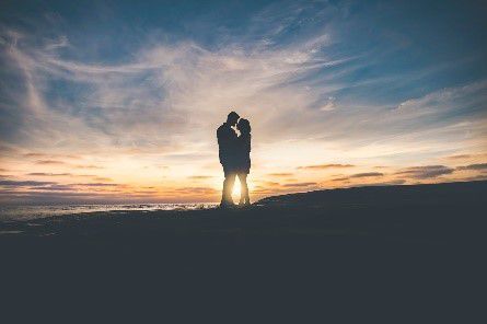 Un couple au coucher du soleil  