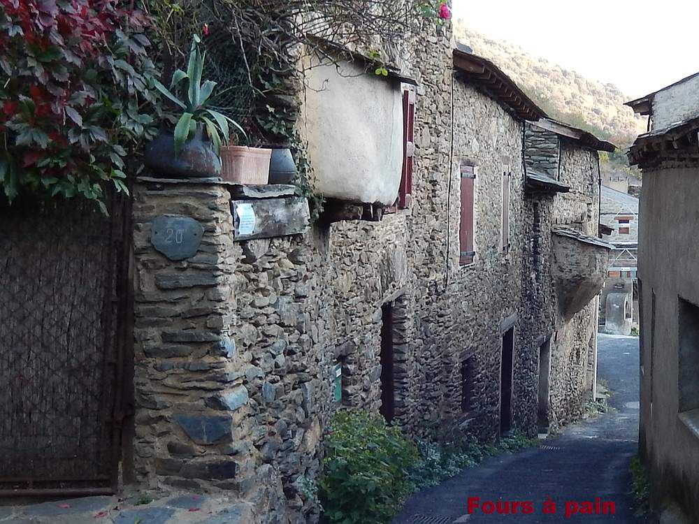 EVOL Un petit village en espalier "Un des plus beaux villages de France"