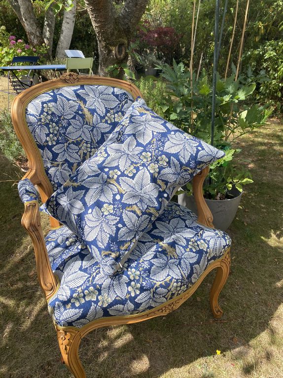 #tapissieriledefrance #tapissierparis #tissufleurs #madeinfrance #artisanatfrancais #entrepreneurlife #restaurationfauteuil #refectionfauteuil #artandcraft #upholstory #homedecor #chairs