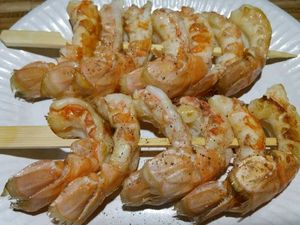 3 - Retirer les têtes des langoustines (Scampis). Avec une paire de ciseaux découper la carcasse en laissant le dernier anneau et la queue. Inciser sur le dos et retirer le boyau, saler, poivrer. Faire revenir les langoustines 1 à 2 mn sur chaque face dans un filet d'huile d'olive. Les monter en brochette et réserver au chaud.