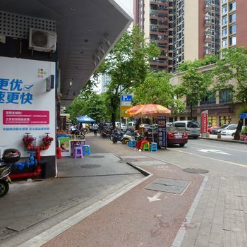 Gros poissons rouges -rues colorées - queue patiente devant une boutique par 40°