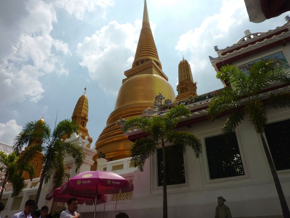 Une ceremonie aujourd'hui dans le temple juste en face de ma guest house, que je trainais des pieds a aller visiter ... Pfffff , l'histoire de ma vie ! :)