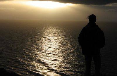 Un homme face a la mer