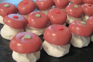 Petites mousses aux fruits rouges sur meringues