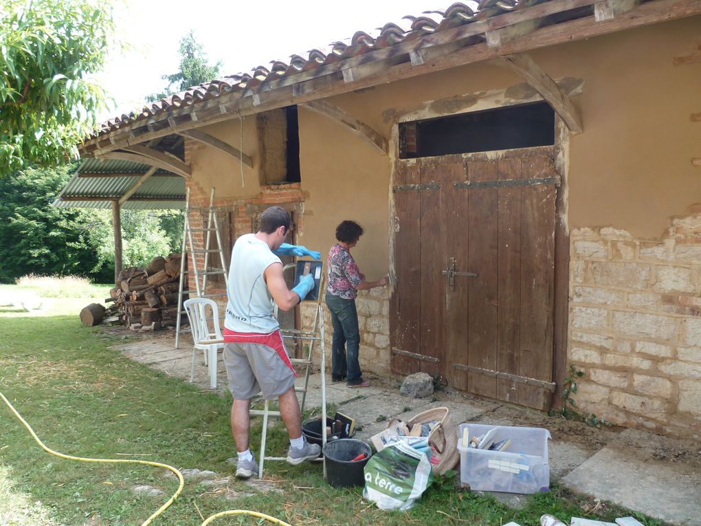 Les chantiers participatifs organisés et encadrés par Monique Cerro (voir son site:http://terre-pierre-et-chaux.fr/)