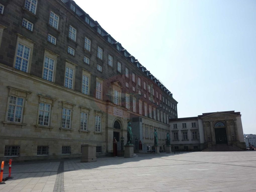 Bienvnue à Copenhague ! Fondée au Xe siècle par les Vikings, Copenhague est à l'origine un village de pêcheurs, fortifié en 1167. La ville devient la capitale du Royaume de Danemark dès le début du XVe siècle. Aujourd'hui, 602 481 personnes vivent dans cette superbe ville scandinave.