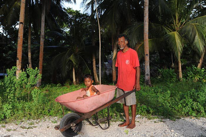 Que des atolls , Majuro tres urbanise,les gros thoniers senneurs , Jaluit , les outriggers canoes  , les restes de la guerre du Pacifique ...