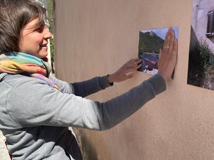 L'exposition est située à l'extérieur contre le mur de la chapelle des pénitents à Cuges les Pins