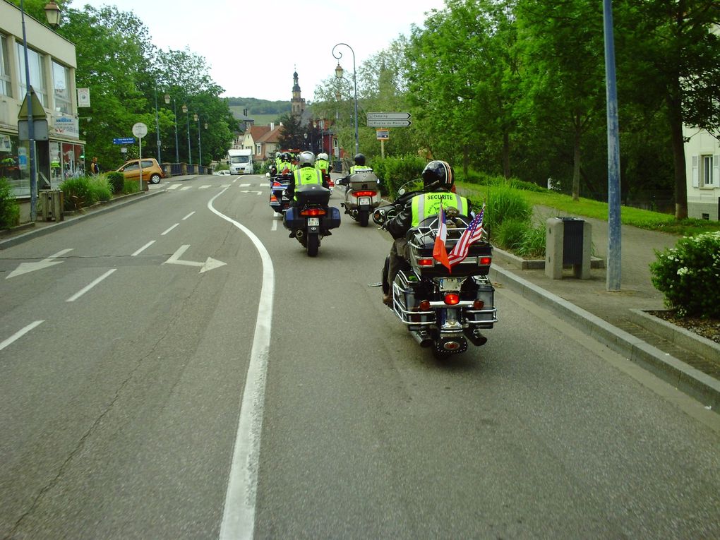 DIAPORAMA 22 PHOTOS - LE CORTÈGE TOURNE DANS MOlSHEIM