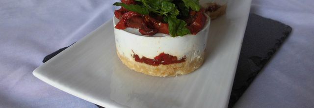 Cheesecake au chèvre frais et à la tomate