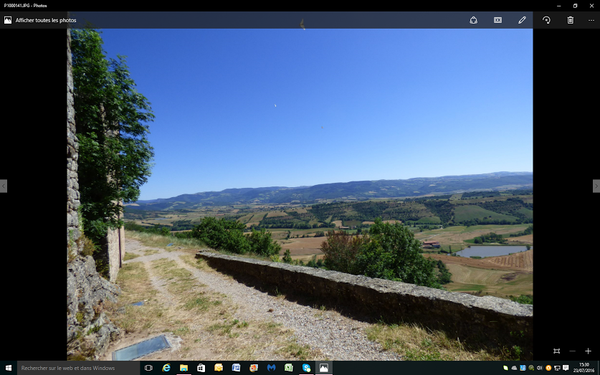 Crédit photo Yves, capture 3. Ovni au château de Montaigut. C'est le point lumineux blanc, au milieu du ciel bleu...