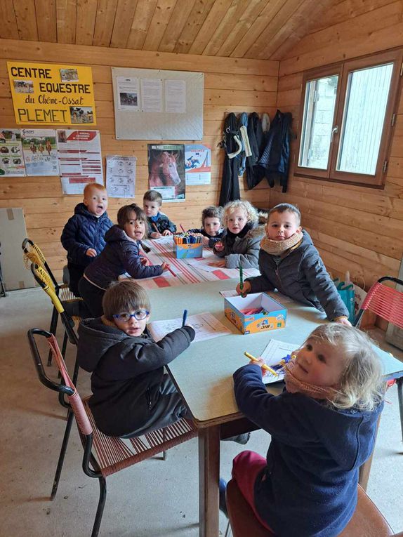 Séance 1 classe TPS PS.  Mardi 2 avril était le grand jour! Nous attendions avec impatience cette matinée poneys qui a fait plaisir à tout le monde! 3 ateliers ont été proposés : découverte de l'animal dans l'écurie, promenade à dos de poneys dans le manège, production artistique et lecture/chants dans la salle d'activité.  vivement la semaine prochaine !