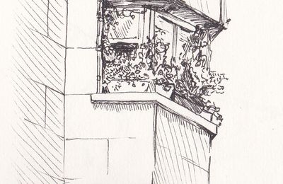 Balcon fleuri et balcon vide 