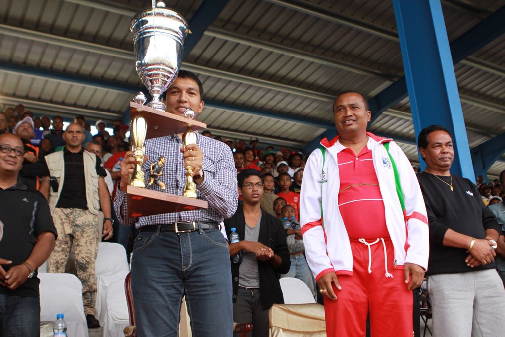Le Président Andry Rajoelina assiste à la finale de la Coupe du Président de la Transition 2013. Le TAM Anosibe a battu le 3FB 33 à 32.