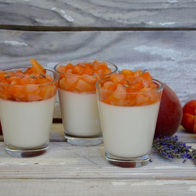 Pannacotta à l’amande, compotée pêches-abricots à la lavande