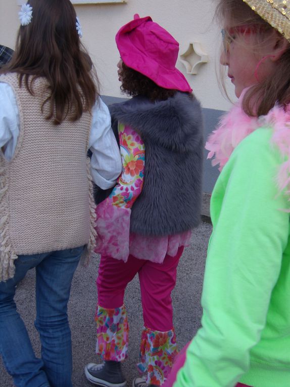 Le carnaval a eu lieu vendredi 15 février. Dans une ambiance de fête et sous un beau soleil,les élèves de toutes les classes ont défilé, chanté et dansé.