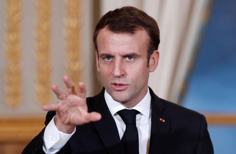 Super Macron contre l'Anti-France