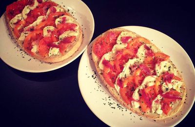 Bruschettas Chèvre, Tomate, Jambon sec et Piment d'Espelette !