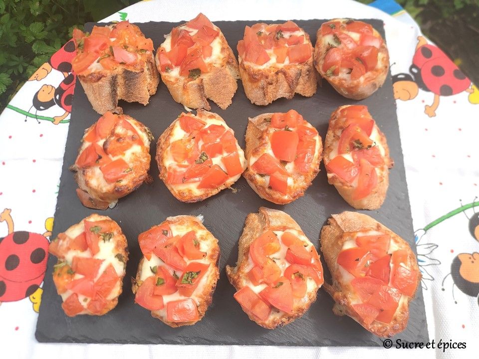 Crostini tomates mozarrella au pesto rosso - Recette en vidéo