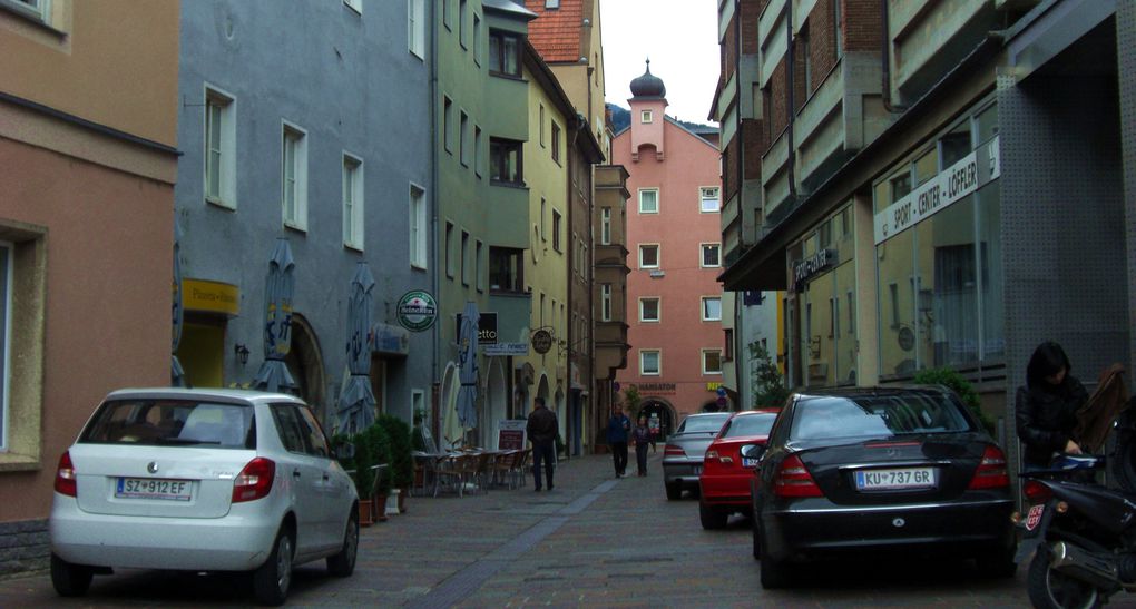 Située au bord de l'Inn, Schwaz, ravissante petite ville, fut au Moyen-Age une des villes les plus influentes d'Europe. De ses mines d'argent ou travaillaient jusqu'à 11 000 ouvriers, sortaient 85% de l'argent mondial