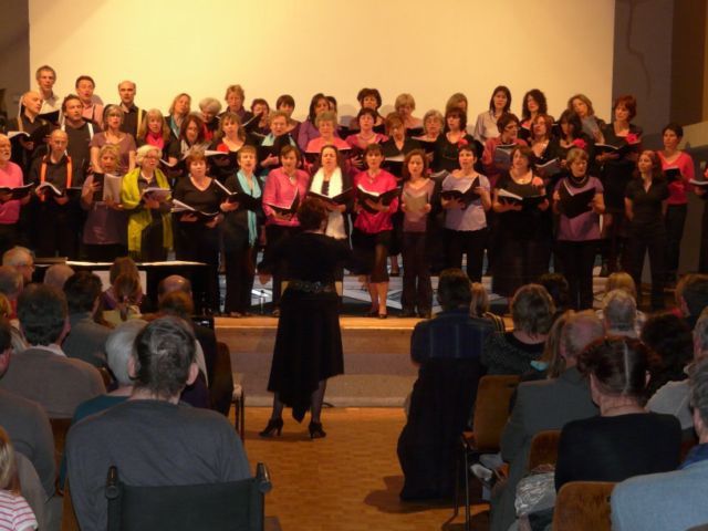 Photos du Concert du 10 Avril 2010 à Valmondois avec la Chorale de Chaville. Un beau programme, de bons souvenirs, un public chaleureux... Bref un concert inoubliable...