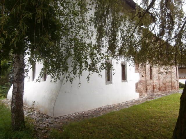 monastère de Cotmeana, en allant vers Sibiu, des parfums de roses  variés et très marqués, construit au XIV ème siècle , un des plus anciens de Valachie, cloche de 1385.Après la rose blanche et rouge la nouvelle église et ses peintures