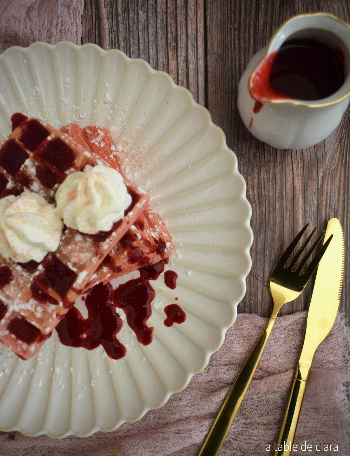 Gaufres biscuits roses coulis framboises chantilly