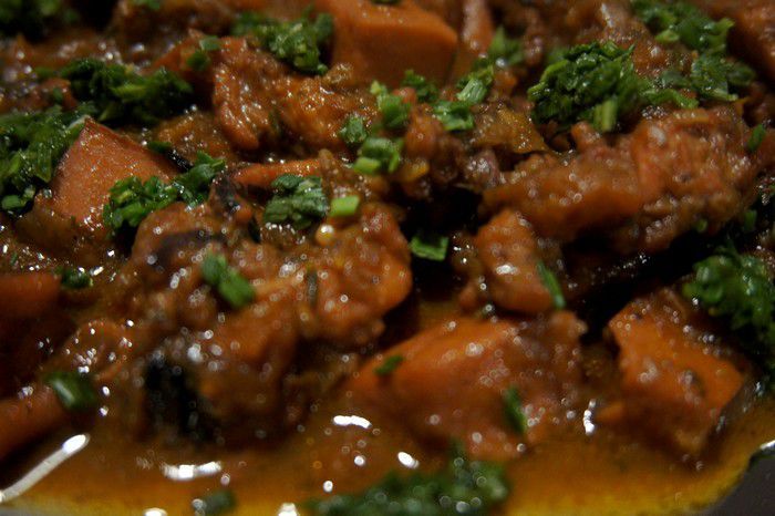 Vue rapprochée du curry d'ourite (poulpe) à la mauricienne. 