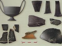 Urne basse en céramique non tournée  -  Exemples de décors incisés ou excisés  -  Fragments de canthares en buchero nero étrusque.