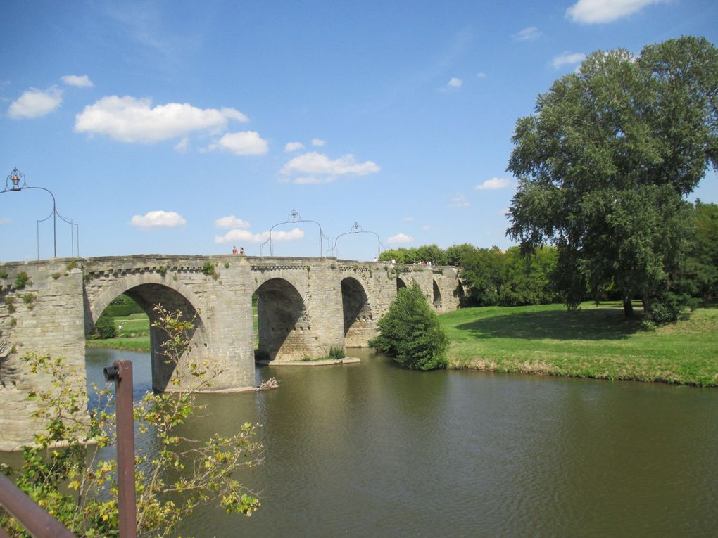  au loin Carcassonne. Le canal du midi Le vieux pont et au loin la cité médiéval + le doigt du photographe La cité médiéval