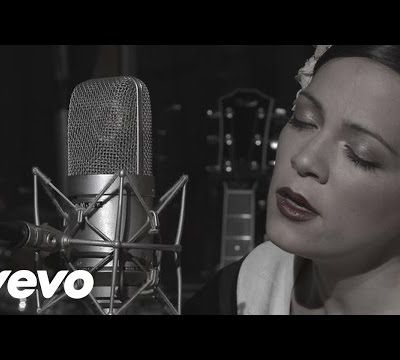 Natalia Lafourcade a Dueto con Leonel García performing Azul