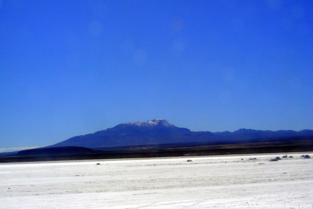 Levé de soleil depuis la Isla de Incahuasi. Traversé d'une des merveilles naturelles du monde. Le plus grand désert de sel du monde. Du blanc à perte de vue et un ciel bleu extraordinaire.